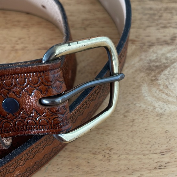 Men's 46 Brown Leather Belt Tooled Center pre worn great condition - Picture 2 of 3